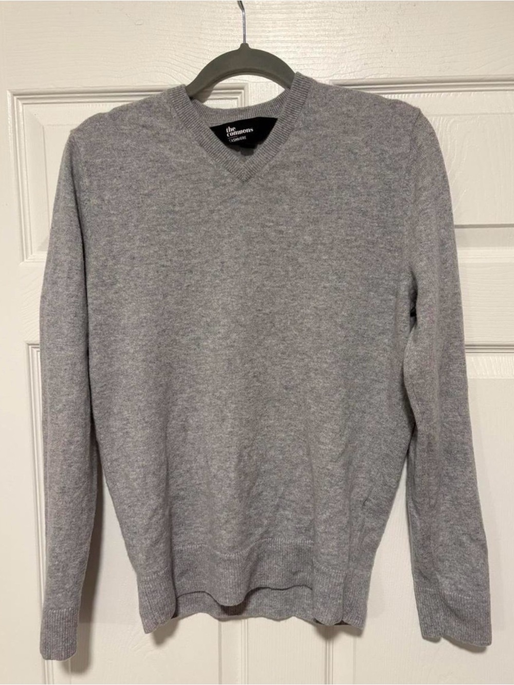 The Commons Men's 100% Cashmere V-Neck Cashmere Sweater in Heather Gray
